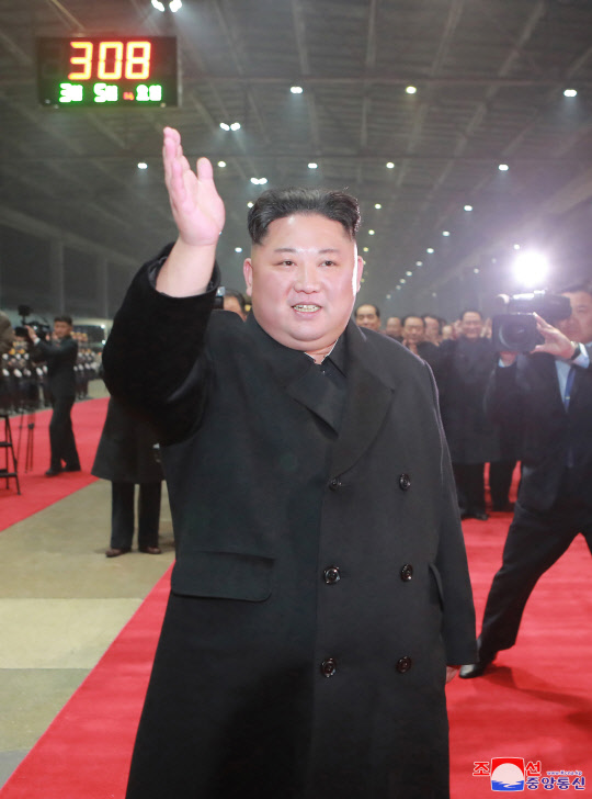 북한 조선중앙통신은 김정은 국무위원장이 베트남 공식방문을 마치고 5일 오전 전용열차로 평양에 도착했다고 보도했다. 연합뉴스